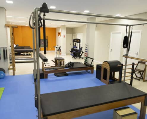Ampla sala de reabilitação e pilates da clínica