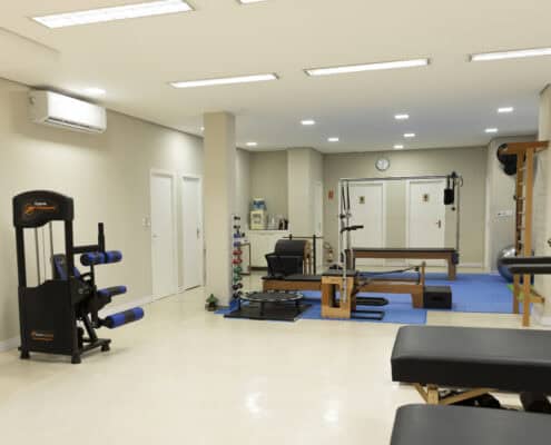 Espaço completo com equipamentos para reabilitação física